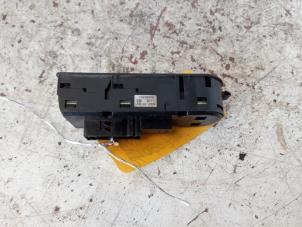 Gebruikte Schakelaar Elektrisch Raam Opel Astra H SW (L35) 1.6 16V Twinport Prijs € 25,00 Margeregeling aangeboden door Autosloopbedrijf gebr. Maris