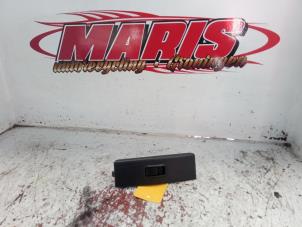 Gebruikte Schakelaar Elektrisch Raam Toyota Corolla Verso (R10/11) 1.8 16V VVT-i Prijs € 10,00 Margeregeling aangeboden door Autosloopbedrijf gebr. Maris