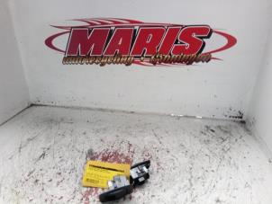 Gebruikte Schakelaar Elektrisch Raam Toyota Corolla Verso (R10/11) 1.8 16V VVT-i Prijs € 20,00 Margeregeling aangeboden door Autosloopbedrijf gebr. Maris