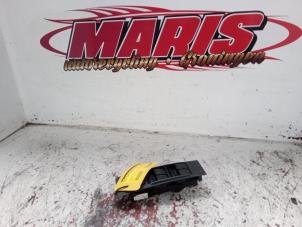 Gebruikte Schakelaar Elektrisch Raam Toyota Corolla Verso (R10/11) 2.2 D-4D 16V Cat Clean Power Prijs € 15,00 Margeregeling aangeboden door Autosloopbedrijf gebr. Maris