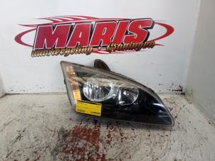 Gebruikte Koplamp rechts Ford Focus 2 1.6 16V Prijs € 30,00 Margeregeling aangeboden door Autosloopbedrijf gebr. Maris