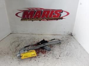 Gebruikte Ruitmechaniek 4Deurs rechts-achter Kia Rio II (DE) 1.4 16V Prijs € 30,00 Margeregeling aangeboden door Autosloopbedrijf gebr. Maris
