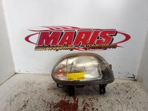 Gebruikte Koplamp rechts Renault Clio II (BB/CB) 1.4 Prijs € 25,00 Margeregeling aangeboden door Autosloopbedrijf gebr. Maris