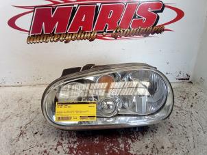 Gebruikte Linker Koplamp Volkswagen Golf IV (1J1) 1.4 16V Prijs € 25,00 Margeregeling aangeboden door Autosloopbedrijf gebr. Maris