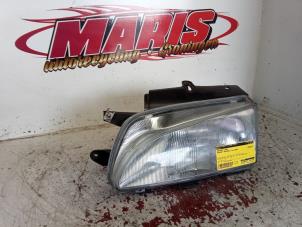 Gebruikte Koplamp links Peugeot Partner 1.9 D Prijs € 25,00 Margeregeling aangeboden door Autosloopbedrijf gebr. Maris
