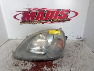 Gebruikte Koplamp links Toyota Yaris (P1) 1.0 16V VVT-i Prijs € 20,00 Margeregeling aangeboden door Autosloopbedrijf gebr. Maris