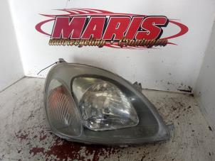 Gebruikte Koplamp rechts Toyota Yaris (P1) 1.0 16V VVT-i Prijs € 25,00 Margeregeling aangeboden door Autosloopbedrijf gebr. Maris