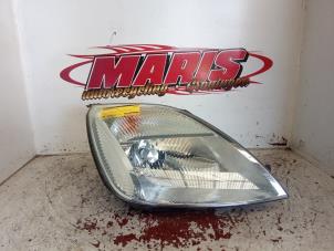 Gebruikte Rechter Koplamp Ford Fiesta 5 (JD/JH) 1.3 Prijs € 25,00 Margeregeling aangeboden door Autosloopbedrijf gebr. Maris