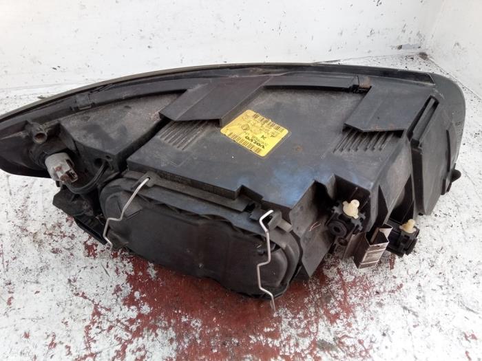 Koplamp links van een Volvo V50 (MW) 1.8 16V 2006
