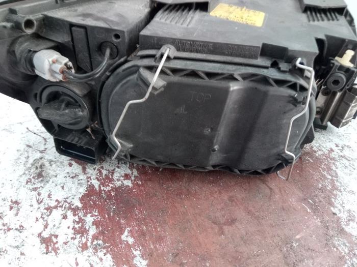 Koplamp links van een Volvo V50 (MW) 1.8 16V 2006