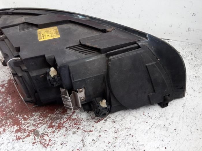 Koplamp links van een Volvo V50 (MW) 1.8 16V 2006