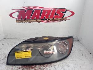 Gebruikte Koplamp links Volvo V50 (MW) 1.8 16V Prijs € 50,00 Margeregeling aangeboden door Autosloopbedrijf gebr. Maris