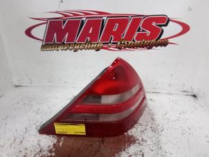 Gebruikte Achterlicht rechts Mercedes SLK (R170) 2.0 200 16V Prijs € 55,00 Margeregeling aangeboden door Autosloopbedrijf gebr. Maris
