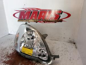 Gebruikte Koplamp rechts Toyota Yaris (P1) 1.3 16V VVT-i Prijs € 35,00 Margeregeling aangeboden door Autosloopbedrijf gebr. Maris