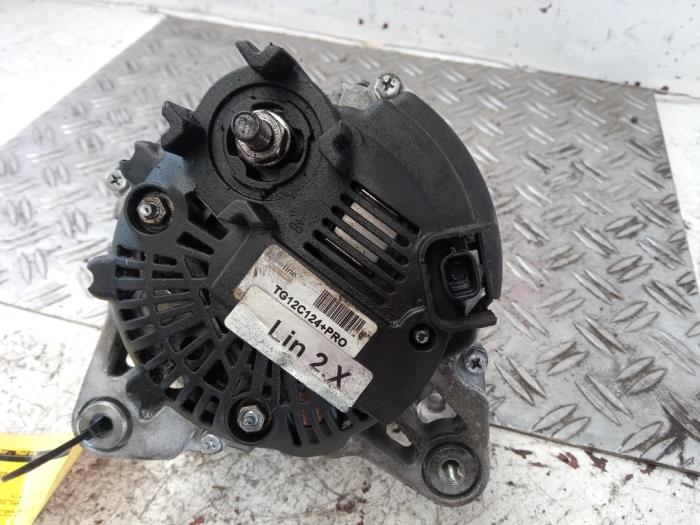 Dynamo van een Renault Clio IV (5R) 1.5 Energy dCi 90 FAP 2014