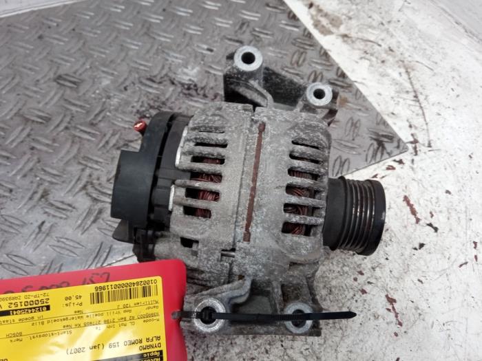 Alternator van een Alfa Romeo 159 Sportwagon (939BX) 2.2 JTS 16V 2007