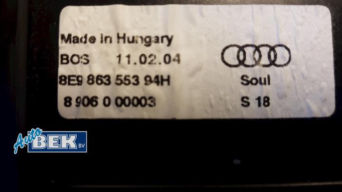 Bagageruimte Dekzeil van een Audi S4 Avant (B6) 4.2 V8 40V 2004