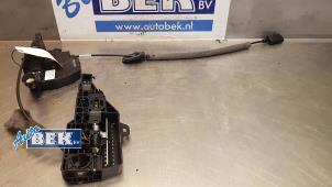 Gebruikte Deurslot Mechaniek 4Deurs links-voor Renault Captur (2R) 1.2 TCE 16V EDC Prijs € 65,00 Margeregeling aangeboden door Auto Bek