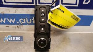 Gebruikte Navigatie bedienings paneel Renault Captur (2R) Prijs € 21,00 Margeregeling aangeboden door Auto Bek
