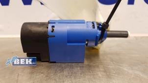 Gebruikte Koppeling schakelaar Renault Clio IV Estate/Grandtour (7R) 1.5 Energy dCi 90 FAP Prijs € 25,00 Margeregeling aangeboden door Auto Bek