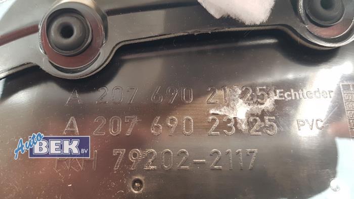 Zijpaneel Bekleding links-achter van een Mercedes-Benz E (C207) E-350 CDI V6 24V 2010