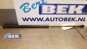Gebruikte Kofferdekseldemper links-achter Peugeot 107 1.0 12V Prijs € 15,00 Margeregeling aangeboden door Auto Bek