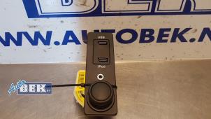 Gebruikte AUX/USB aansluiting Landrover Range Rover Evoque (LVJ/LVS) 2.2 SD4 16V 5-drs. Prijs € 25,00 Margeregeling aangeboden door Auto Bek