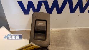 Gebruikte Elektrisch Raam Schakelaar Seat Arosa (6H1) 1.4i Prijs € 15,00 Margeregeling aangeboden door Auto Bek