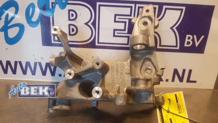 Gebruikte Dynamosteun boven Peugeot Partner Tepee (7A/B/C/D/E/F/G/J/P/S) 1.6 HDI 90 Prijs € 15,00 Margeregeling aangeboden door Auto Bek