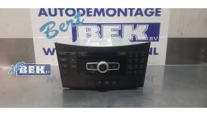 Gebruikte Radio CD Speler Mercedes E (W212) E-200 CDI 16V BlueEfficiency,BlueTEC Prijs € 275,00 Margeregeling aangeboden door Auto Bek
