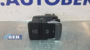 Gebruikte Handrem schakelaar Volkswagen Golf VII (AUA) 2.0 R 4Motion 16V Prijs € 12,50 Margeregeling aangeboden door Auto Bek