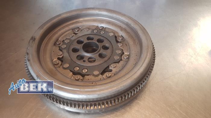 Gebruikte Dubbele massa vliegwiel Volkswagen Golf VII (AUA) 2.0 R 4Motion 16V Prijs € 125,00 Margeregeling aangeboden door Auto Bek