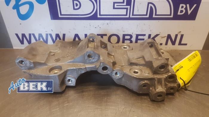 Gebruikte Dynamosteun onder BMW 1 serie (E82) 118d 16V Prijs € 28,00 Margeregeling aangeboden door Auto Bek