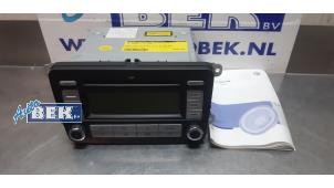 Gebruikte Radio CD Speler Volkswagen Touran (1T1/T2) 2.0 TDI DPF Prijs op aanvraag aangeboden door Auto Bek