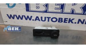 Gebruikte AUX/USB aansluiting Jaguar F-Pace 2.0 D 180 16V AWD Prijs op aanvraag aangeboden door Auto Bek