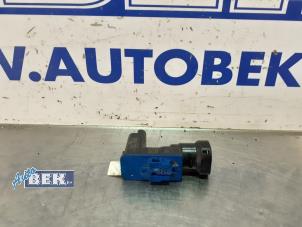 Gebruikte Remassistent sensor Peugeot 308 SW (L4/L9/LC/LJ/LR) 1.6 BlueHDi 120 Prijs € 20,00 Margeregeling aangeboden door Auto Bek