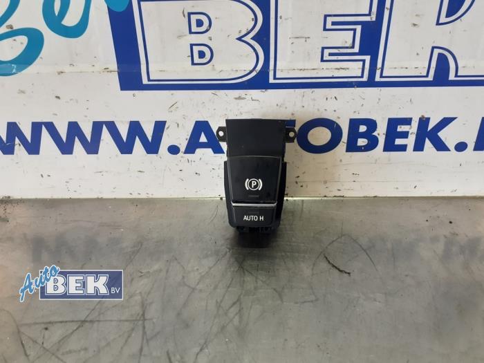 Gebruikte Handrem schakelaar BMW 5 serie (F10) 535d xDrive 24V Prijs € 17,50 Margeregeling aangeboden door Auto Bek