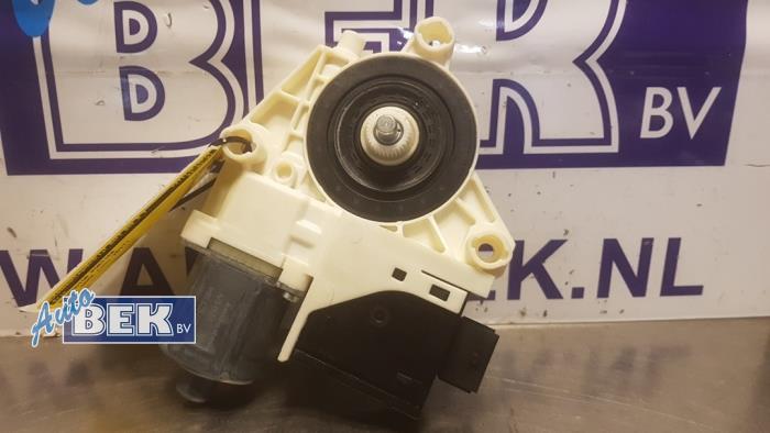 Raammotor Portier van een Fiat 500X (334) 1.6 D 16V Multijet II 2017