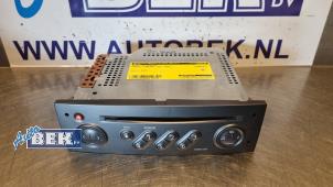Gebruikte Radio CD Speler Renault Megane II CC (EM) 2.0 16V Prijs € 40,00 Margeregeling aangeboden door Auto Bek