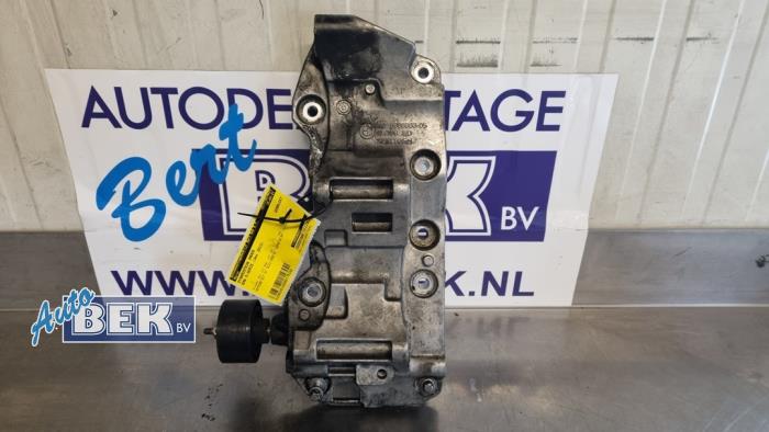 Gebruikte Dynamosteun onder BMW 5 serie (F10) 535d xDrive 24V Prijs € 17,50 Margeregeling aangeboden door Auto Bek