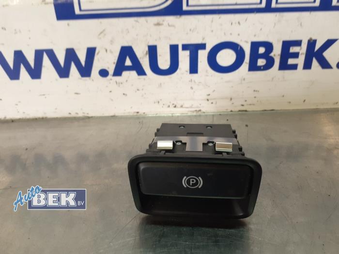 Gebruikte Schakelaar handrem Mercedes CLA (117.3) 2.0 CLA-45 AMG Turbo 16V Prijs € 15,00 Margeregeling aangeboden door Auto Bek