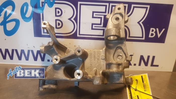 Gebruikte Dynamosteun boven Peugeot Partner Tepee (7A/B/C/D/E/F/G/J/P/S) 1.6 HDI 90 Prijs € 15,00 Margeregeling aangeboden door Auto Bek