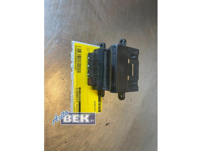 Gebruikte Display Interieur Ssang Yong Rexton 2.7 Xdi RX/RJ 270 16V Prijs € 8,75 Margeregeling aangeboden door Auto Bek