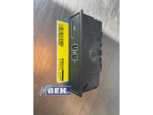 Gebruikte AUX/USB aansluiting Mercedes E (W212) E-350 CDI V6 24V BlueEfficiency Prijs € 75,00 Margeregeling aangeboden door Auto Bek
