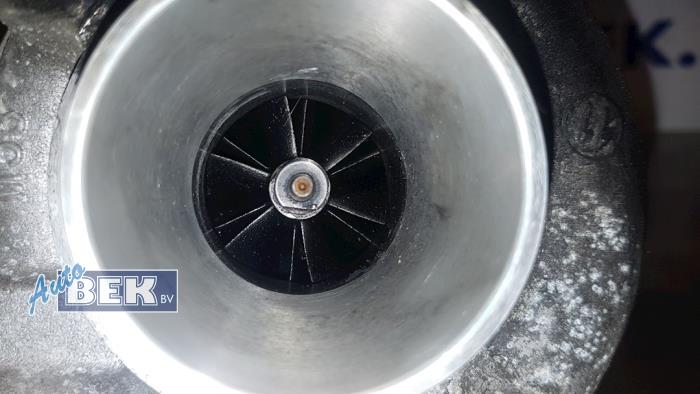 Turbo van een Volvo V40 (MV) 1.6 D 16V 2013