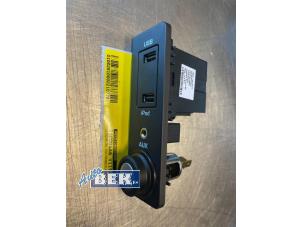 Gebruikte AUX/USB aansluiting Landrover Range Rover Evoque (LVJ/LVS) 2.2 SD4 16V 5-drs. Prijs € 24,99 Margeregeling aangeboden door Auto Bek