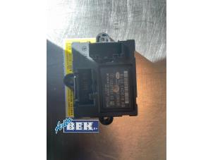 Gebruikte Centrale Deurvergrendelings Module Landrover Range Rover Evoque (LVJ/LVS) 2.2 SD4 16V 5-drs. Prijs € 13,75 Margeregeling aangeboden door Auto Bek