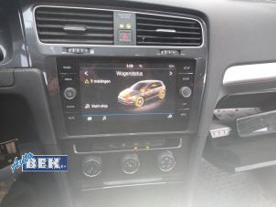 Gebruikte Display Multi Media regelunit Volkswagen Golf VII (AUA) 1.6 TDI BMT 16V Prijs € 285,00 Margeregeling aangeboden door Auto Bek
