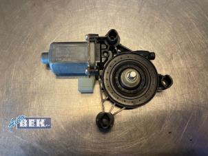 Gebruikte Portierruitmotor Volkswagen Tiguan (AD1) 2.0 TSI 16V 4Motion Prijs € 35,00 Margeregeling aangeboden door Auto Bek