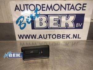 Gebruikte Schakelaar achterklep Landrover Range Rover Evoque (LVJ/LVS) 2.2 SD4 16V 5-drs. Prijs € 70,00 Margeregeling aangeboden door Auto Bek